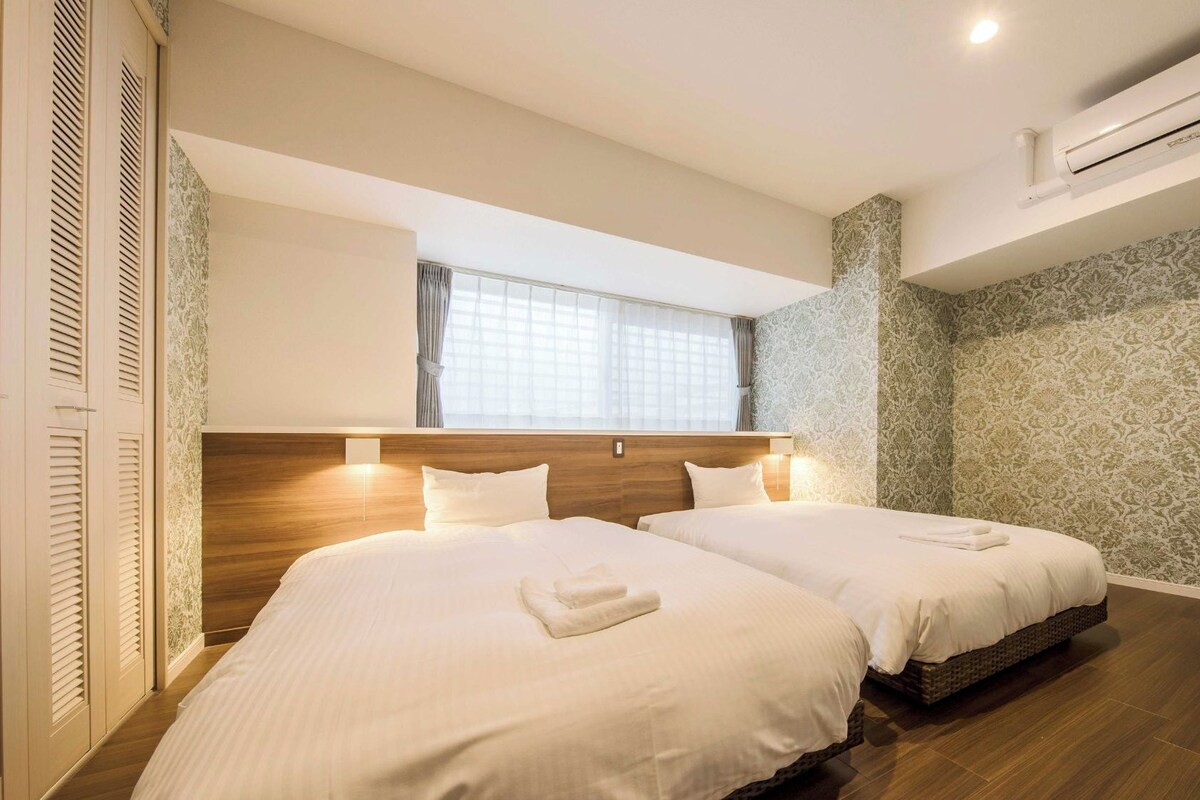 Desk, WiFi (free), bed sheets