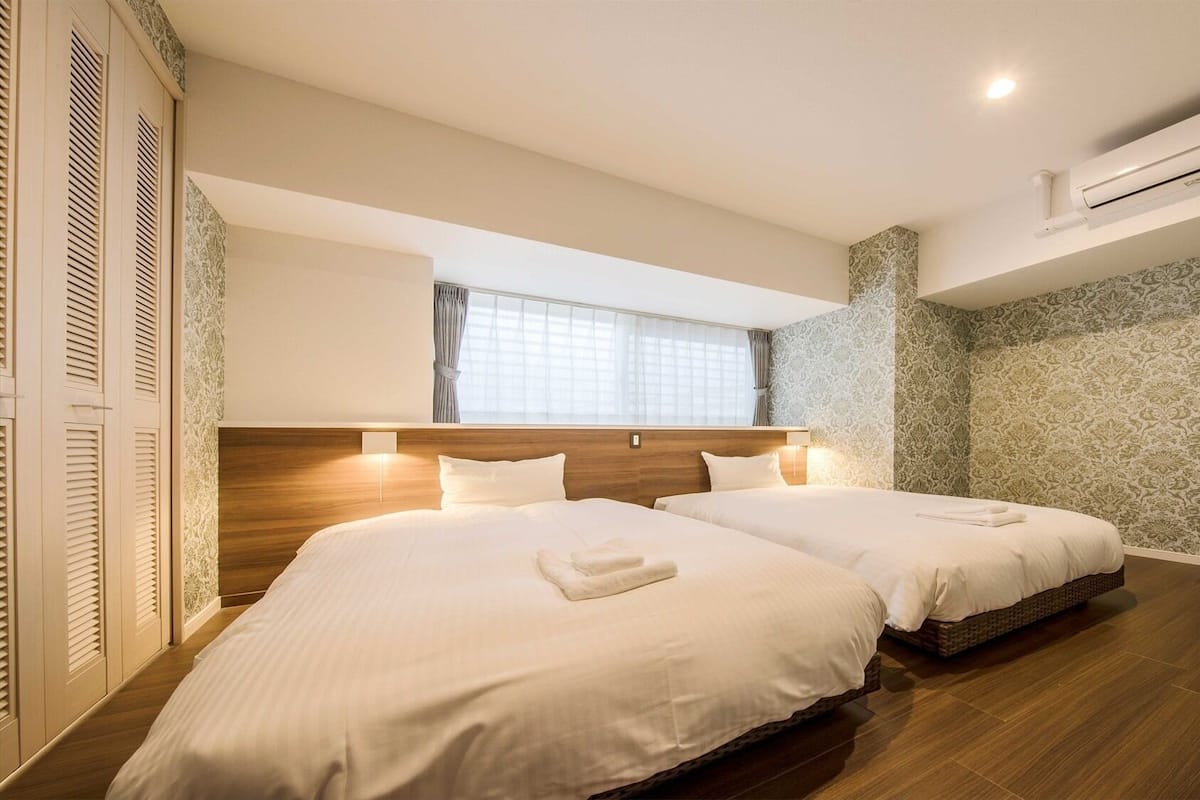 Desk, WiFi (free), bed sheets