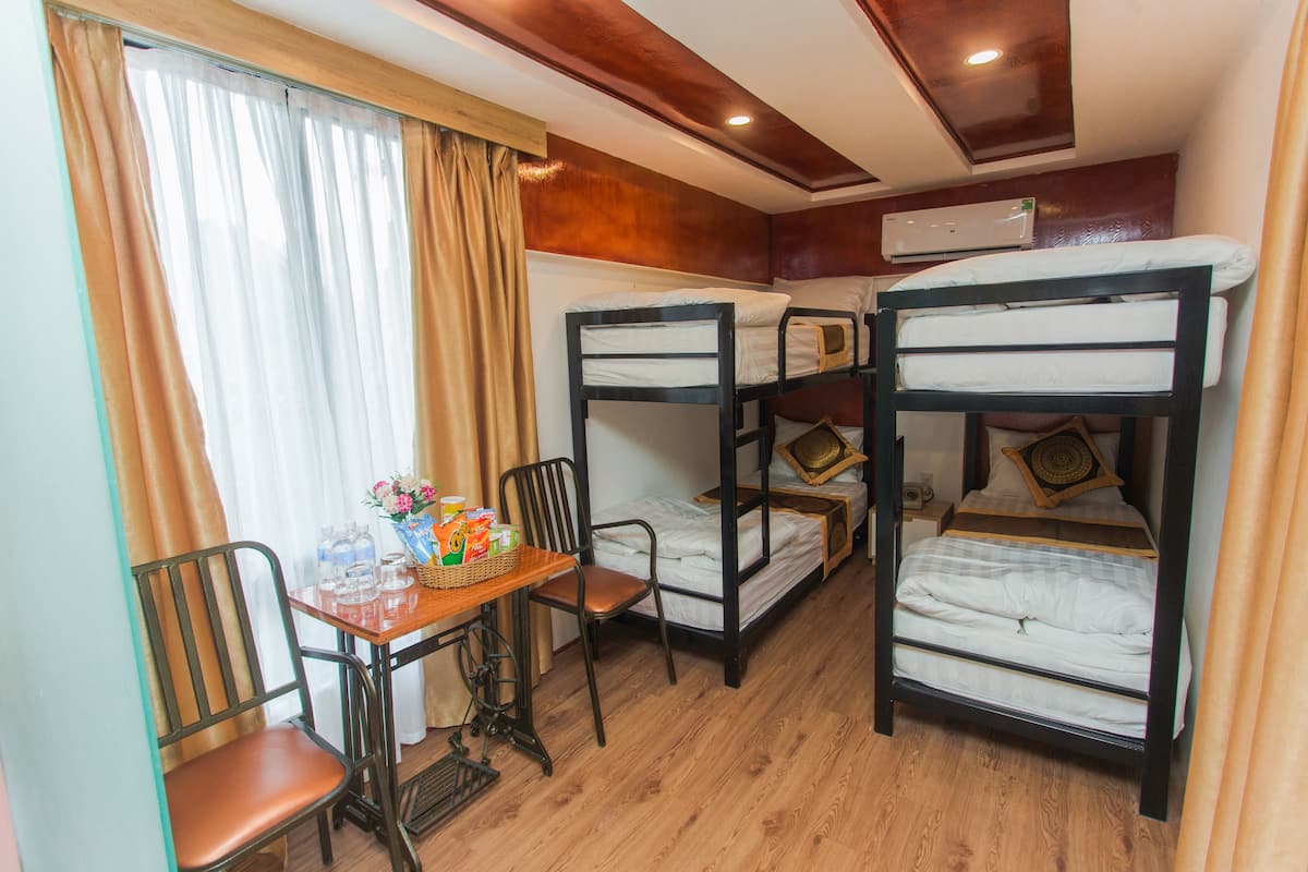 Dormitorio compartido, dormitorio mixto (Bed in 4-bed) | Minibar, escritorio, cortinas opacas y tabla de planchar con plancha