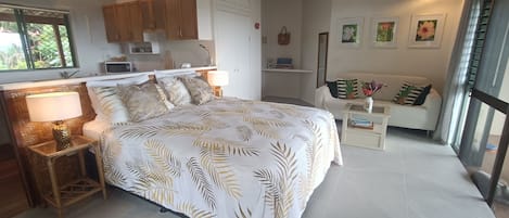 Muri Retreat - Premier Studio with Lagoon Views | Kaute | Egyptian cotton sheets, premium bedding, pillowtop beds