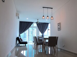 Deluxe Condo, 2 Bedrooms, Non Smoking, Kitchen | 1 bilik tidur, peralatan tempat tidur premium, meja
