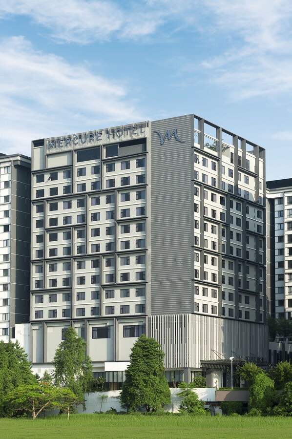 A multi-story hotel with a modern design, featuring a prominent 'W' logo on the facade. - Mercure Kuala Lumpur Glenmarie (Shah Alam)