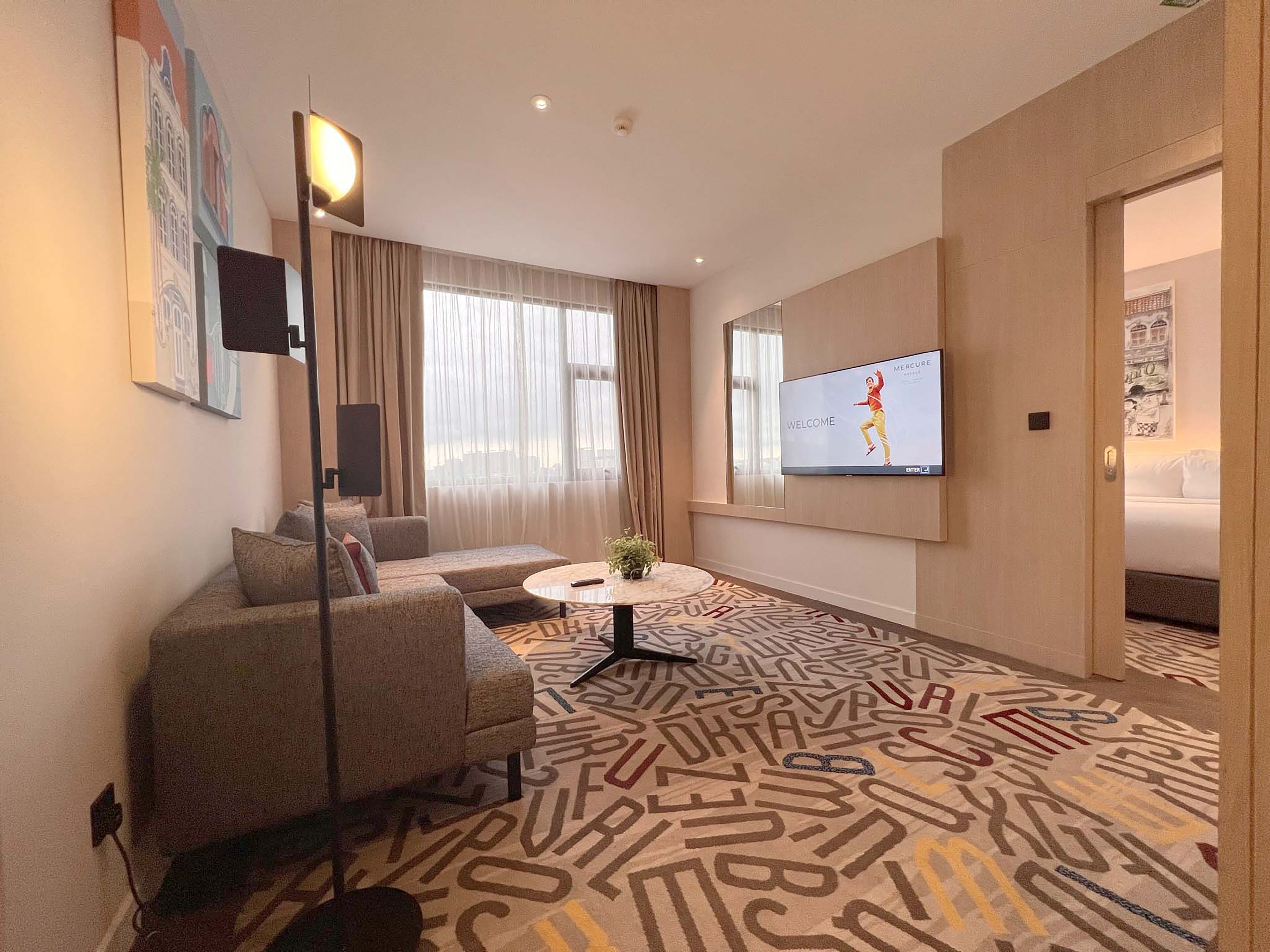 executive suite, 1 double bed | living area | 55-inch tv with satellite channels, books