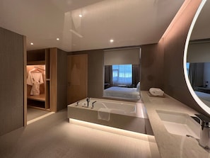 Executive Suite, 1 Double Bed | Bathroom