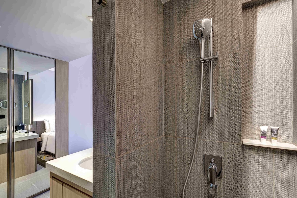 1 bedroom, in-room safe, blackout curtains, soundproofing