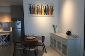 Standard Apartment, 3 Bedrooms | Makan dalam bilik