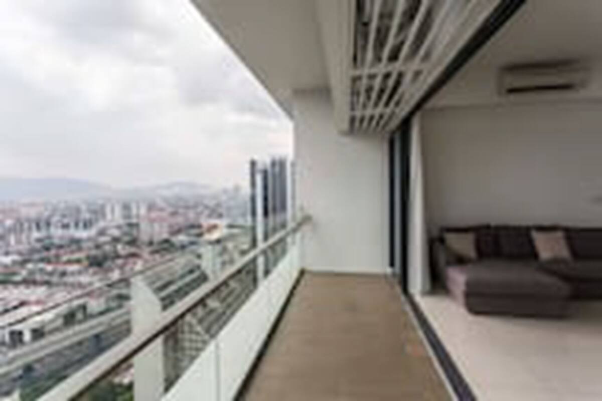 Ein Balkon mit Stadtblick, einer Couch und einem Geländer.