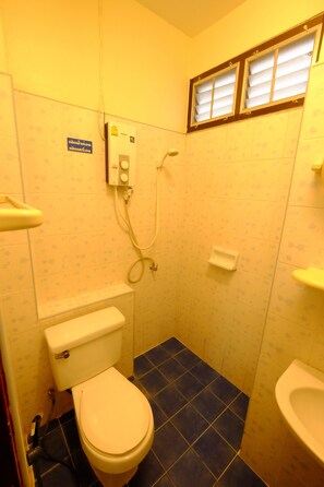 Shower, free toiletries, towels - LP Mansion (Sakon Nakhon)