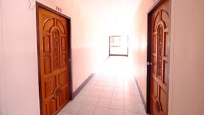 Un pasillo con dos puertas de madera, cada una con un número.