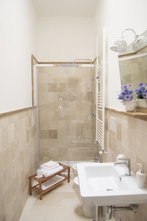 Habitación Confort doble, balcón, vistas al jardín | Baño | Ducha, cabezal de ducha tipo lluvia, secador de pelo y bidé