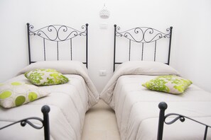 Habitación básica, baño privado (external) | Caja fuerte, sistema de insonorización, wifi gratis y ropa de cama