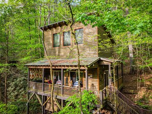 Exterior - Bear Creek Lodge and Cabins in Helen Ga - Pet Friendly, River on Property, Walking Distance to downtown Helen (Helen)