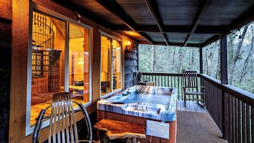 Panoramic Cabin, 2 Bedrooms, Hot Tub, River View | Room amenity