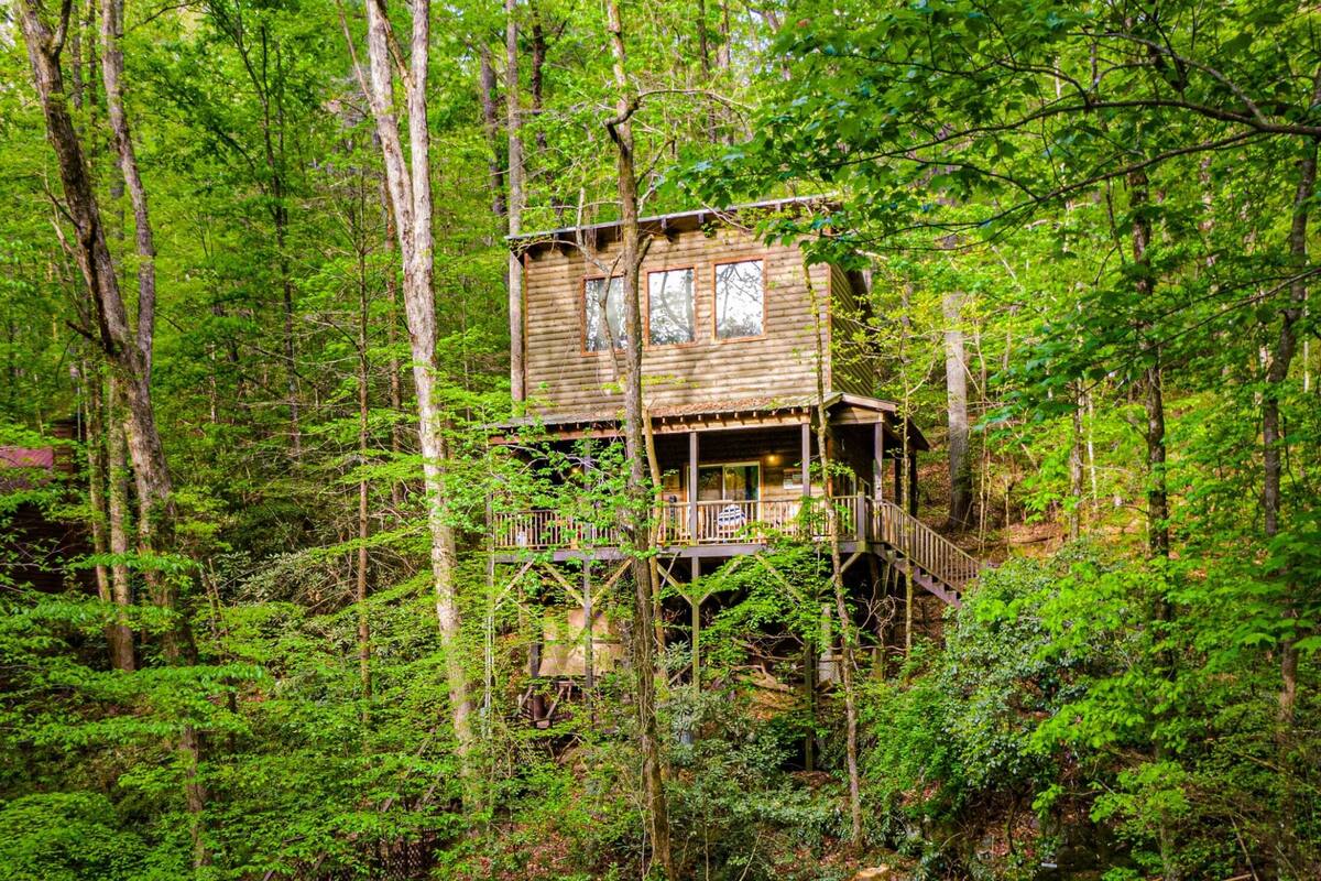 Casa de árbol de lujo, 2 habitaciones, hidromasaje, junto a la montaña | Sábanas de algodón egipcio y ropa de cama de alta calidad 