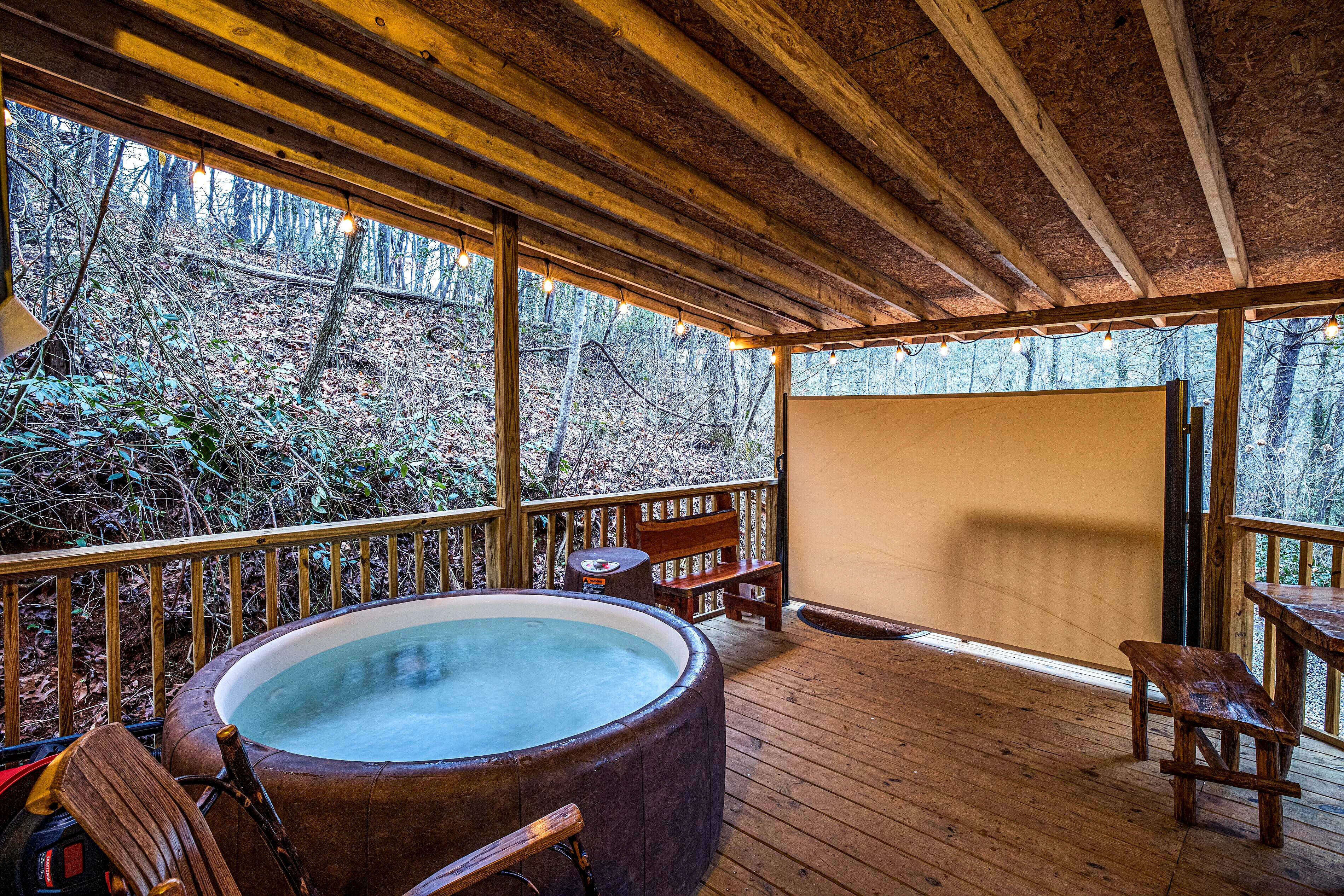 Family Loft, Multiple Beds, Kitchenette, Mountainside | Private spa tub