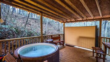 Family Loft, Multiple Beds, Kitchenette, Mountainside | Private spa tub