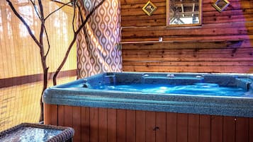 Rumah Pohon Mewah, 2 kamar tidur, hot tub, tepi gunung | Jet tub