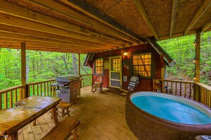 Terrace/patio - Bear Creek Lodge and Cabins in Helen Ga - Pet Friendly, River on Property, Walking Distance to downtown Helen (Helen)