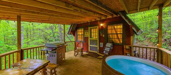 Bear Creek Lodge and Cabins in Helen Ga - Pet Friendly, River on Property, Walking Distance to downtown Helen