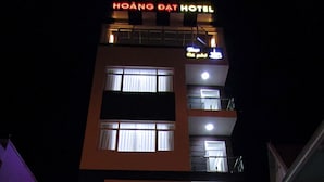 Un hotel dal design moderno, con diversi piani e balconi.