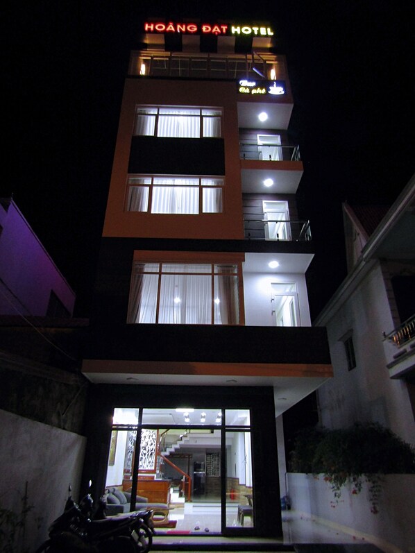 A hotel with a modern design, featuring multiple floors and balconies. - Hoang Dat hotel (Dong Thuan)