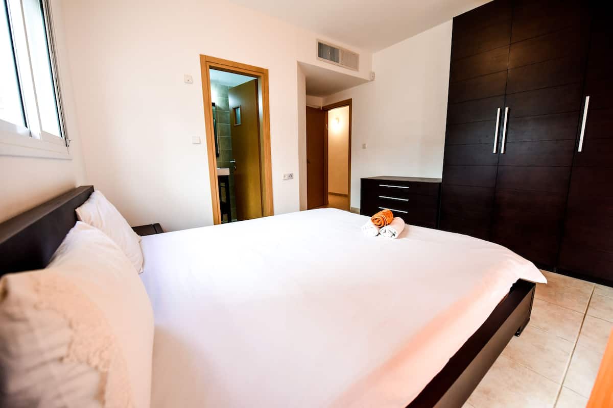 Family Apartment, 2 Bedrooms, Bay View (Vista) | 1 bedroom, in-room safe, desk, iron/ironing board