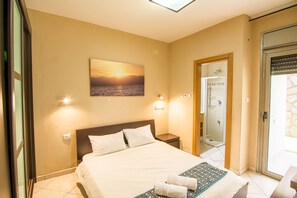 Familieleilighet, 2 soverom, røyk, byutsikt | 1 soverom, safe på rommet, individuelt dekorert og individuelt innredet