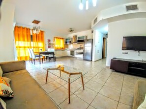 Departamento familiar, 2 habitaciones (Sinai) | Sala de estar | Televisión de pantalla plana y películas con cargo