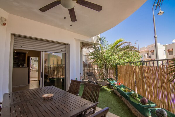 Departamento familiar, 2 habitaciones, para fumadores, vista a la ciudad | Terraza o patio