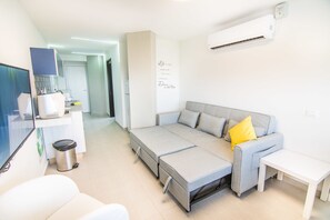 Departamento de diseñador, 1 habitación, vista al océano, frente al mar (Soof) | Sala de estar | Televisión de pantalla plana y películas con cargo 