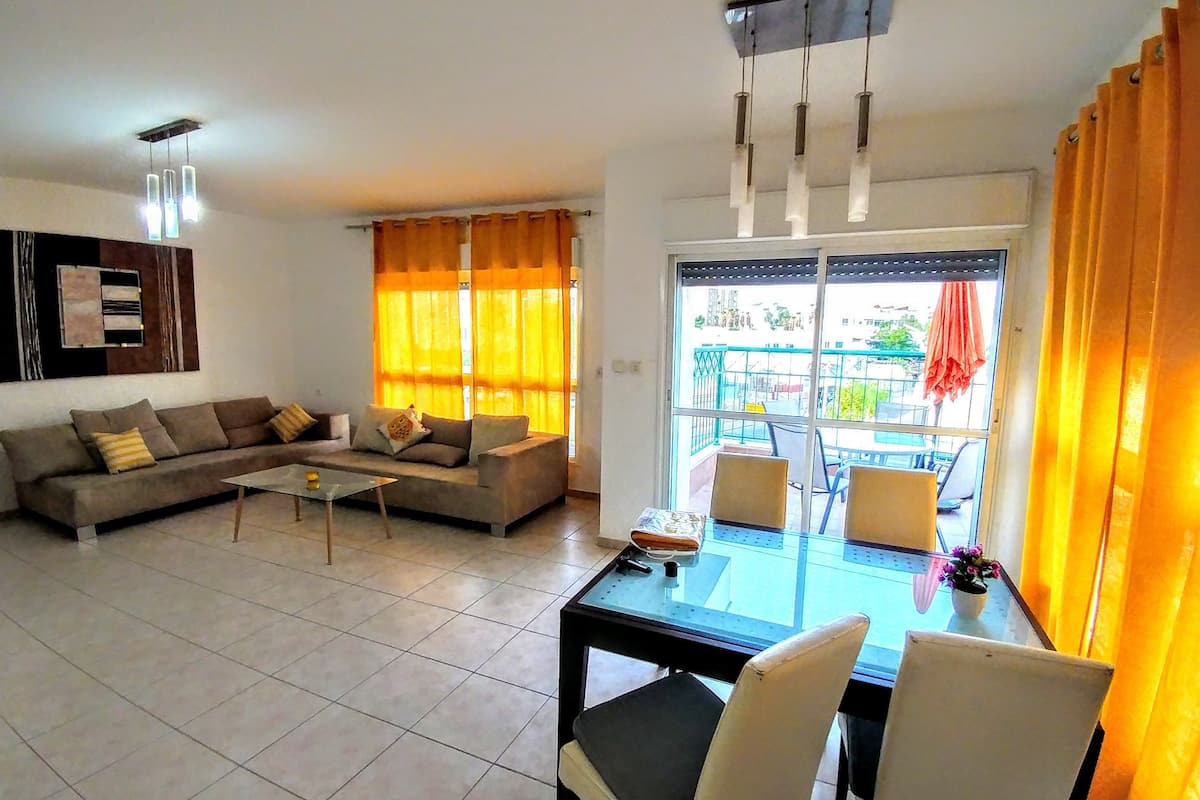 Departamento familiar, 2 habitaciones (Sinai) | Sala de estar | Televisión de pantalla plana y películas con cargo