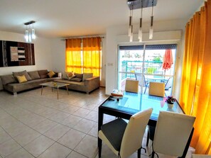 Familieleilighet, 2 soverom (Sinai) | Oppholdsrom | Flatskjerm-TV og filmkjøp