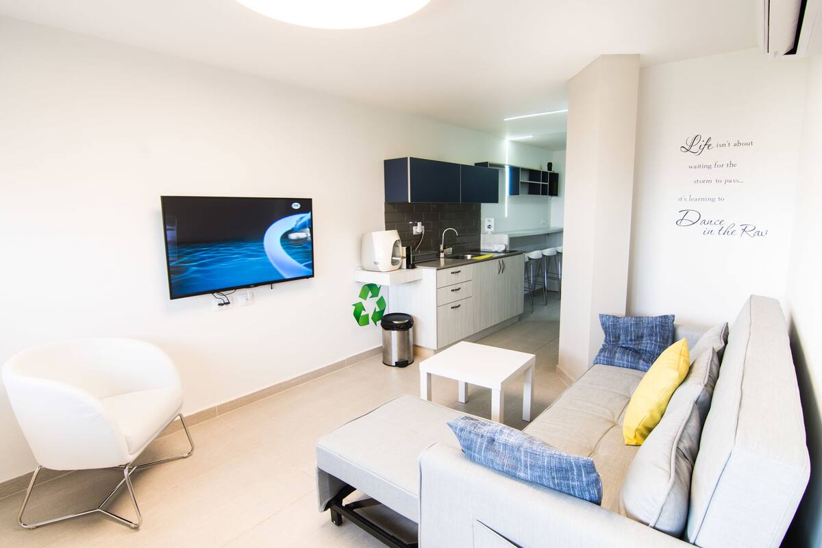 Departamento de diseñador, 1 habitación, vista al océano, frente al mar (Soof) | Sala de estar | Televisión de pantalla plana y películas con cargo