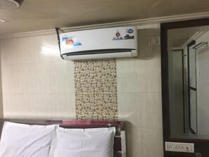 Desk, rollaway beds, free WiFi
