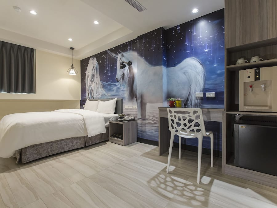Quarto casal empresarial, 1 cama Queen | Escrivaninha, quartos à prova de som, Wi-Fi de cortesia, roupa de cama