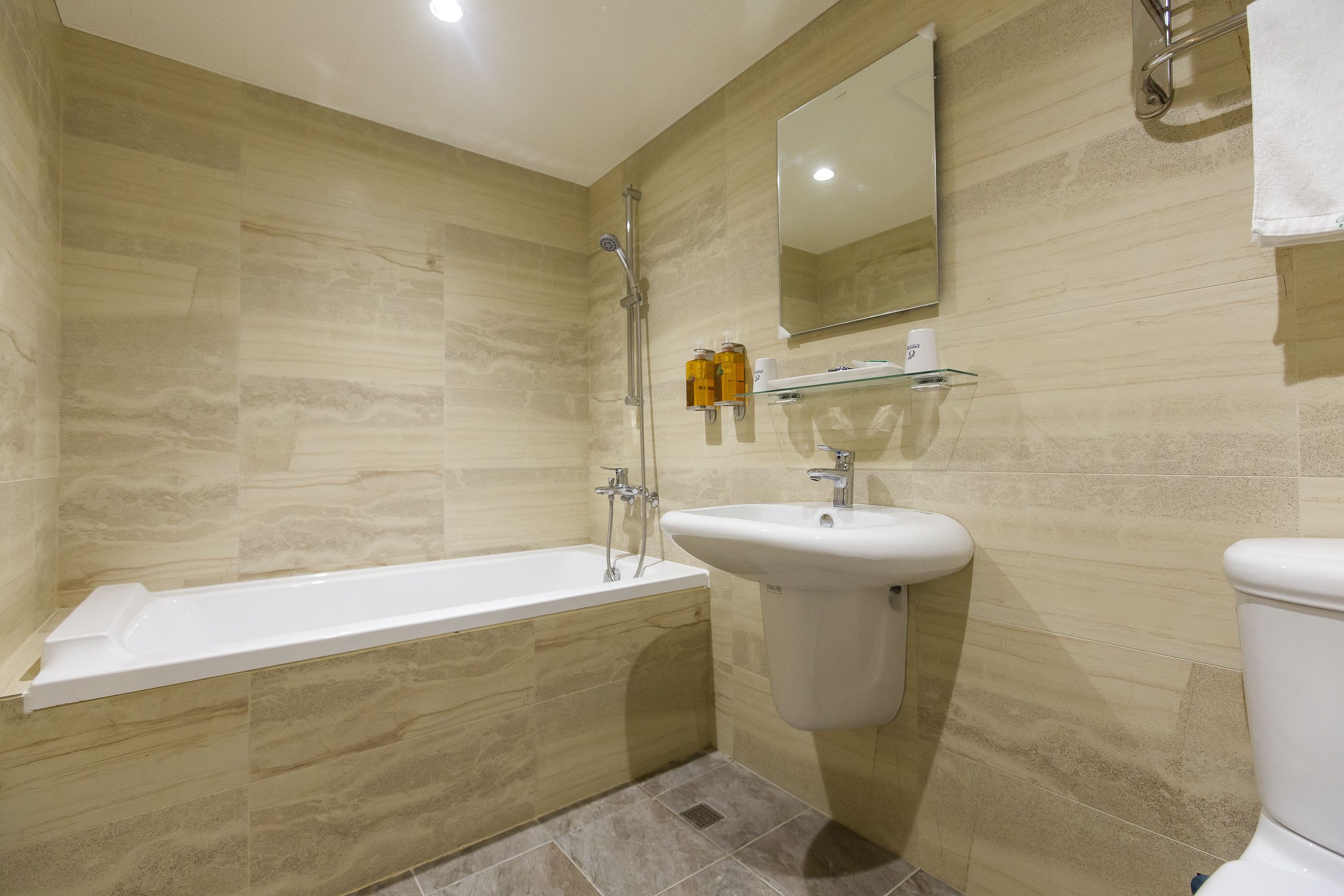 Une salle de bain moderne avec une baignoire, un lavabo et des toilettes.
