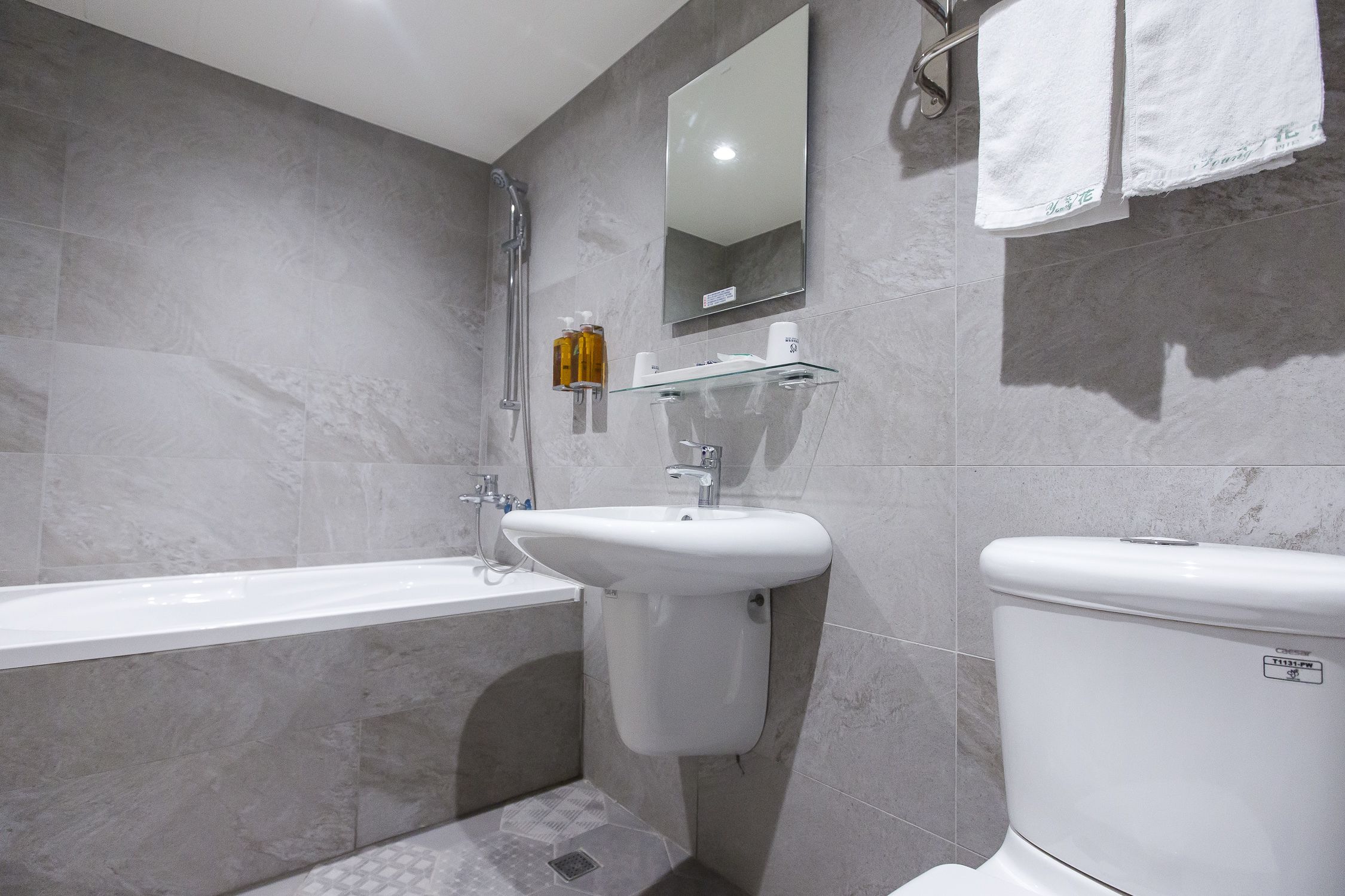 Un baño moderno con bañera, lavamanos e inodoro.