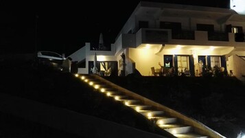 Fachada del alojamiento - Noche