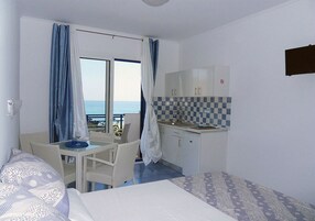 Estudio, vistas al mar | Caja fuerte, decoración individual, escritorio