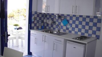 Geladeira, cooktop, máquina de café expresso, cafeteira/chaleira