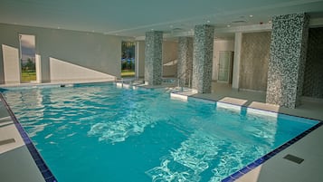 Innenpool, geöffnet von 09:00 Uhr bis 22:00 Uhr, Liegestühle