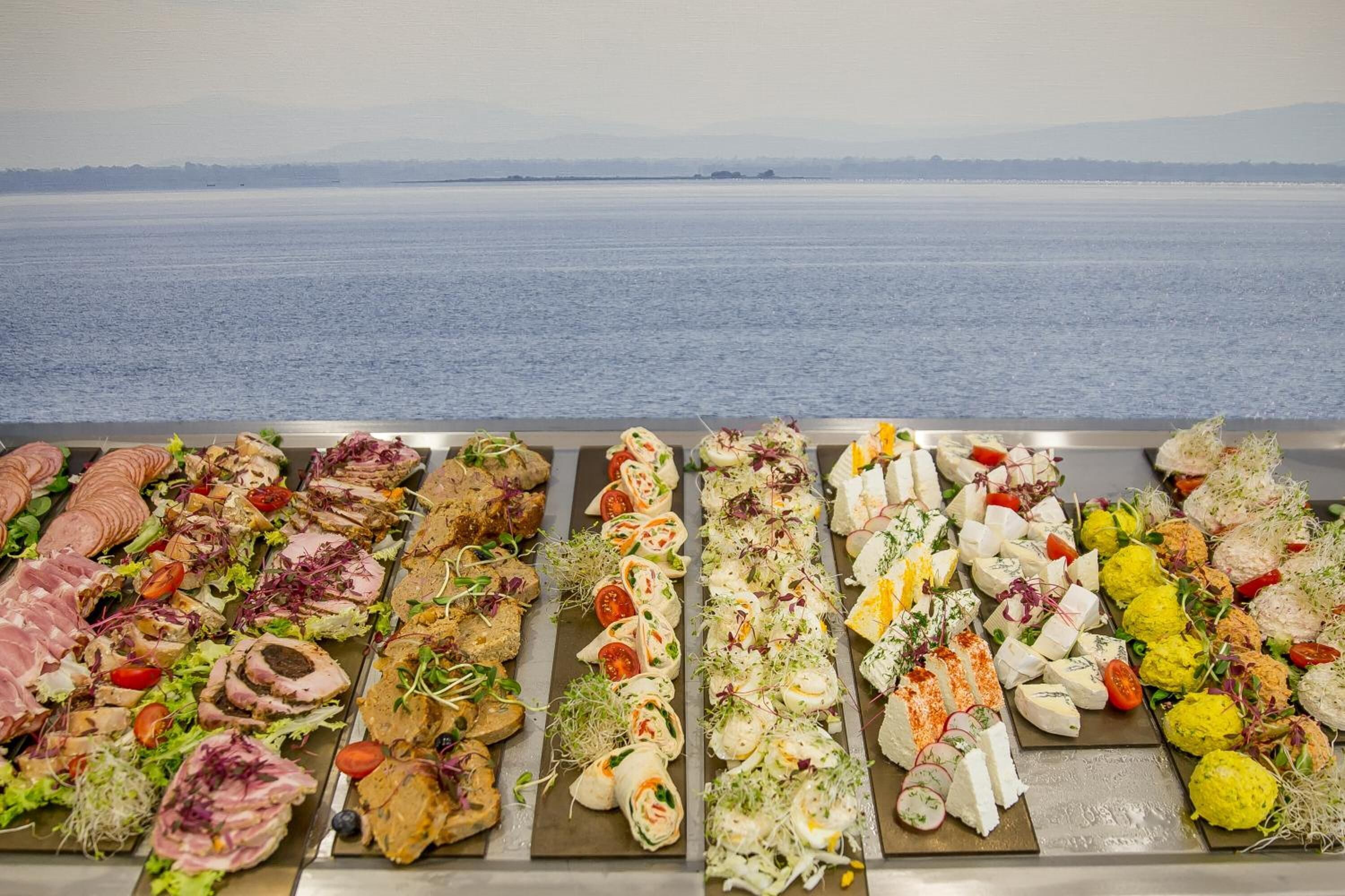 บริการอาหารเช้า อาหารกลางวัน อาหารเย็น, อาหารท้องถิ่นและนานาชาติ