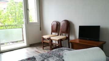 Kahden hengen huone (yksi tai kaksi sänkyä), jaettu kylpyhuone | Äänieristys, ilmainen Wi-Fi, vuodevaatteet