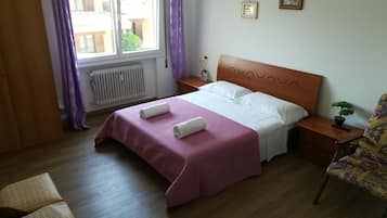 Double Room, Shared Bathroom | Soundproofing, free WiFi, bed sheets