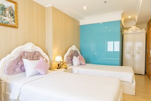 ห้องซูพีเรียทวิน, เตียงเดี่ยว 2 เตียง, วิวเมือง | บริเวณนั่งเล่น | ทีวีจอแบน