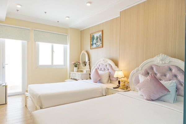 Superior Twin Room, 2 Single Beds, City View | Living area