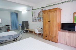 Deluxe Studio Suite | Desk, iron/ironing board, rollaway beds, free WiFi
