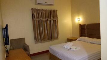 Deluxe Room | Desk, bed sheets