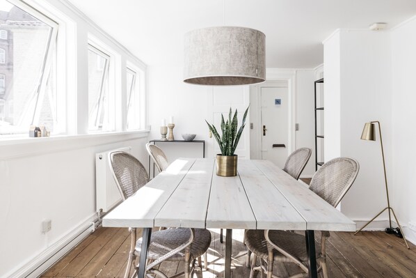 Apartment, 2 Bedrooms | In-room dining
