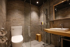 Camera Tradizionale, ad angolo (18sqm Double Room) | Bagno | Doccia, set di cortesia gratuito, asciugacapelli, pantofole
